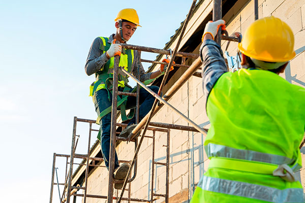 Análisis de laboratorio para la selección adecuada de materiales de construcción en naves industriales.