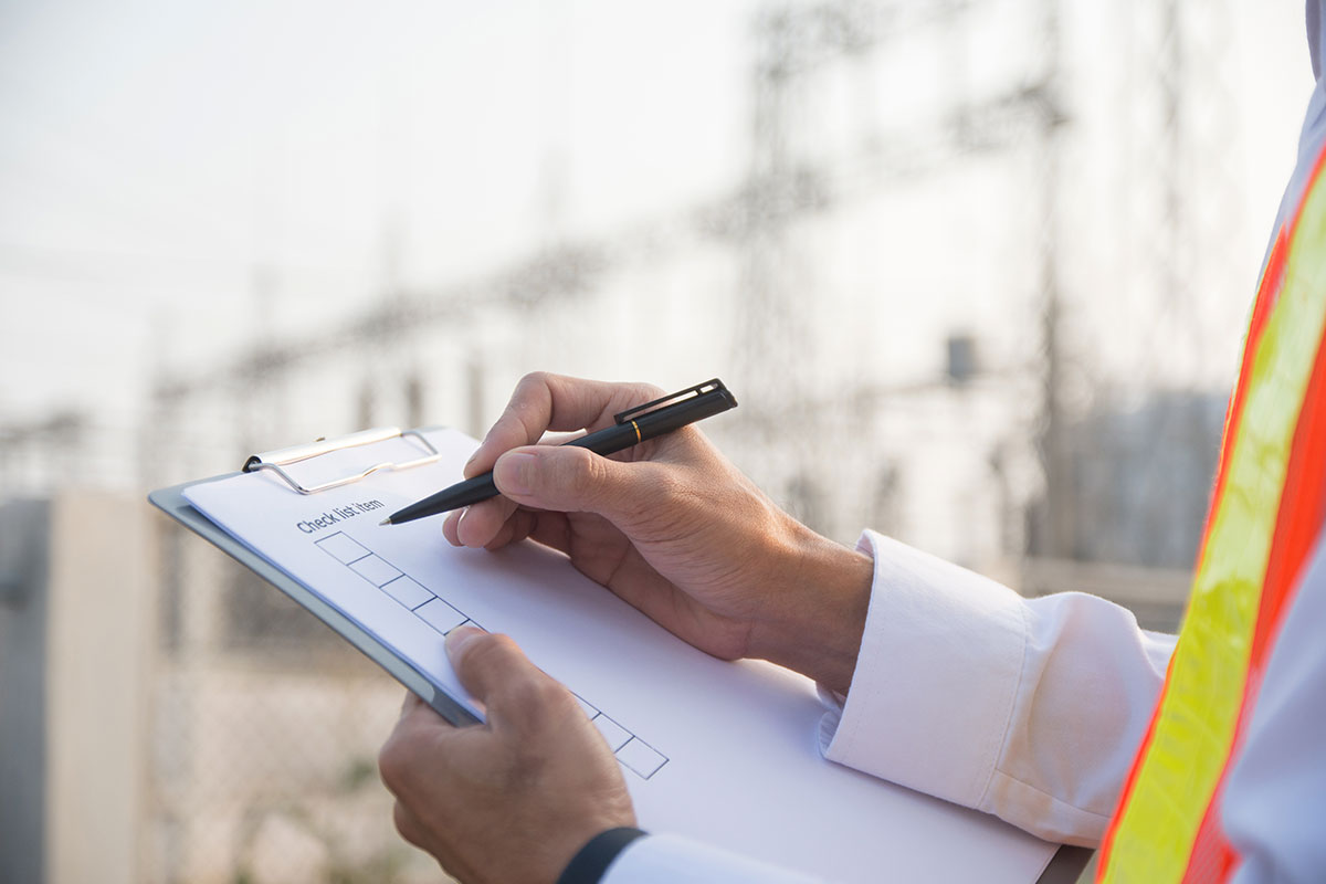 Obra de pavimentación con maquinaria y operario aplicando mecánica de suelos y diseño de pavimentos