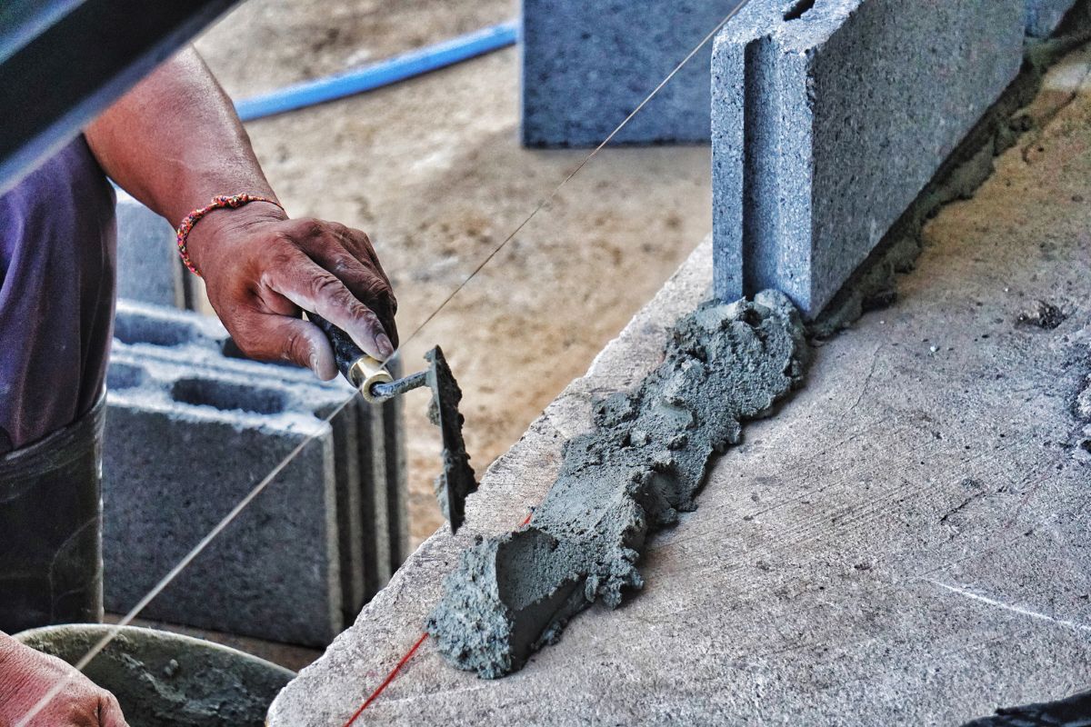 Obra de pavimentación con maquinaria y operario aplicando mecánica de suelos y diseño de pavimentos