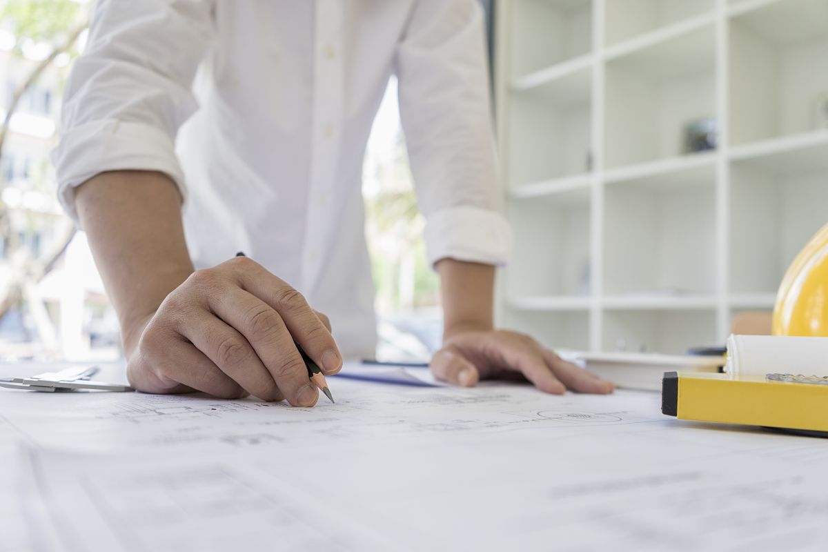 Obra de pavimentación con maquinaria y operario aplicando mecánica de suelos y diseño de pavimentos