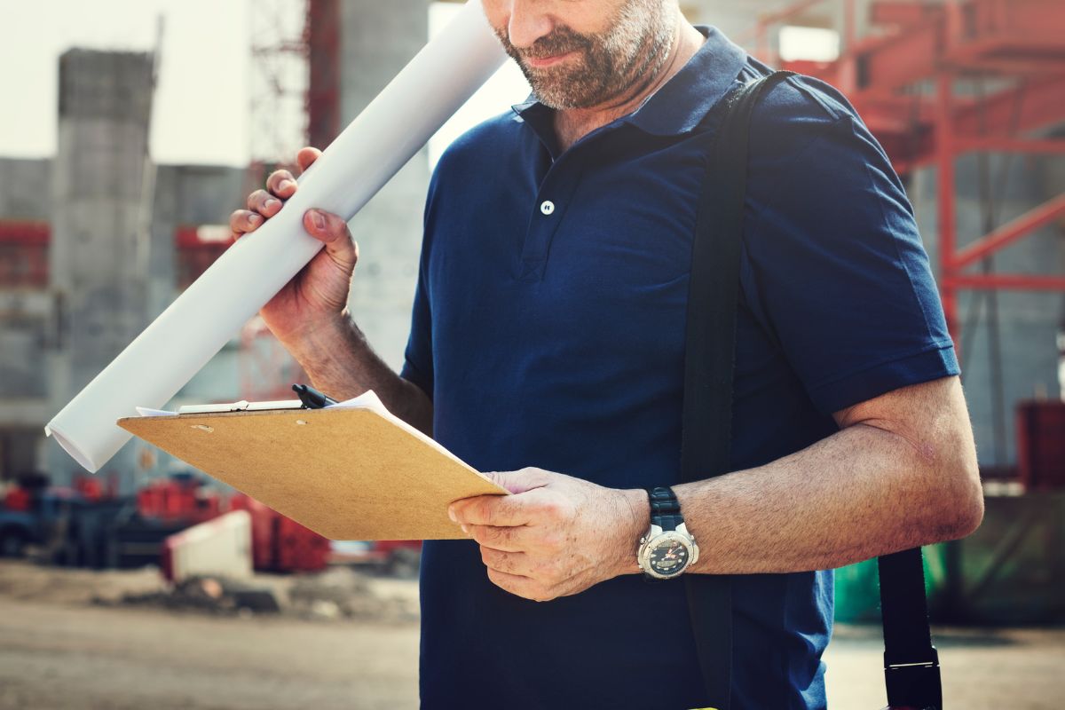 Obra de pavimentación con maquinaria y operario aplicando mecánica de suelos y diseño de pavimentos