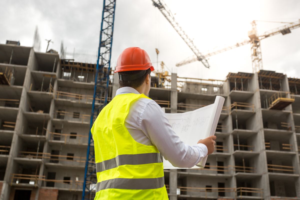 Obra de pavimentación con maquinaria y operario aplicando mecánica de suelos y diseño de pavimentos