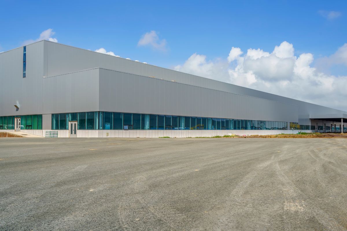 Obra de pavimentación con maquinaria y operario aplicando mecánica de suelos y diseño de pavimentos