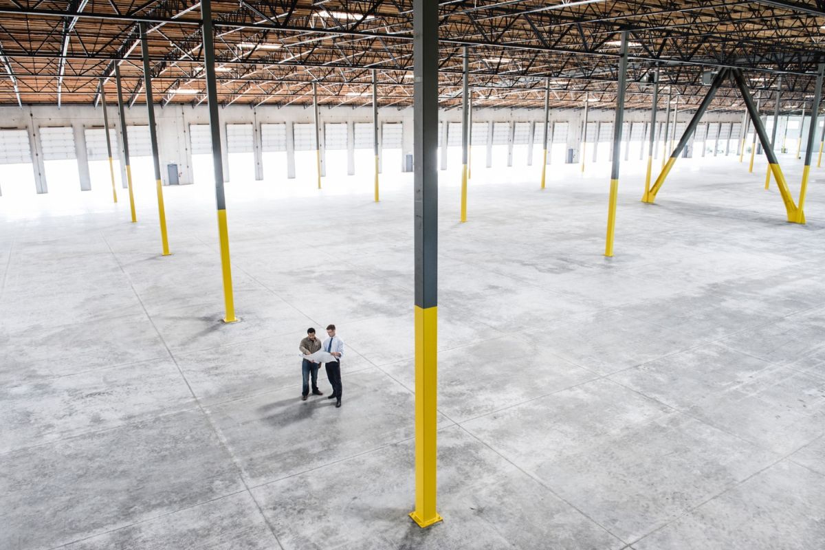 Obra de pavimentación con maquinaria y operario aplicando mecánica de suelos y diseño de pavimentos