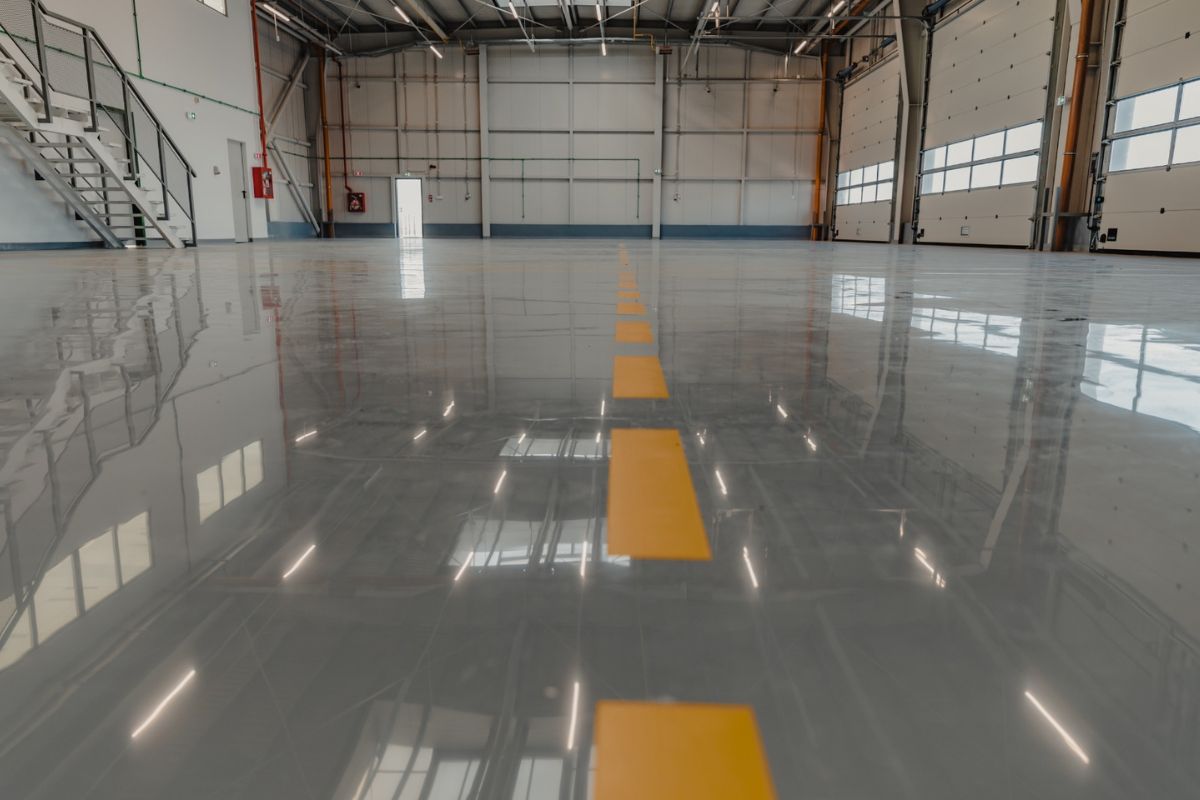 Obra de pavimentación con maquinaria y operario aplicando mecánica de suelos y diseño de pavimentos